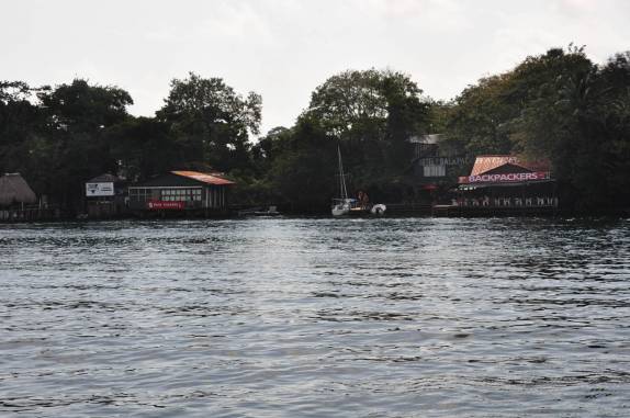 Quase na água, o mais popular backpacker de Rio Dulce, na Guatemala